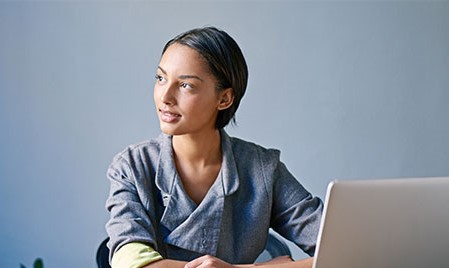 woman practicing 20 20 20 rule