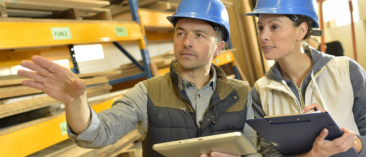 Supervisor and employee communicating about job tasks and expectations