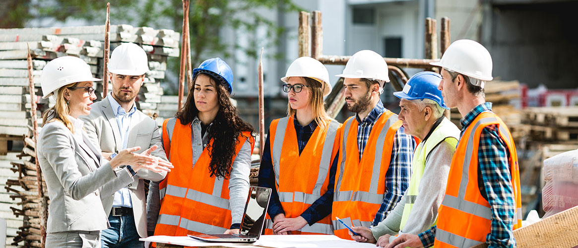 Manager discussing California IIPP with staff at construction site